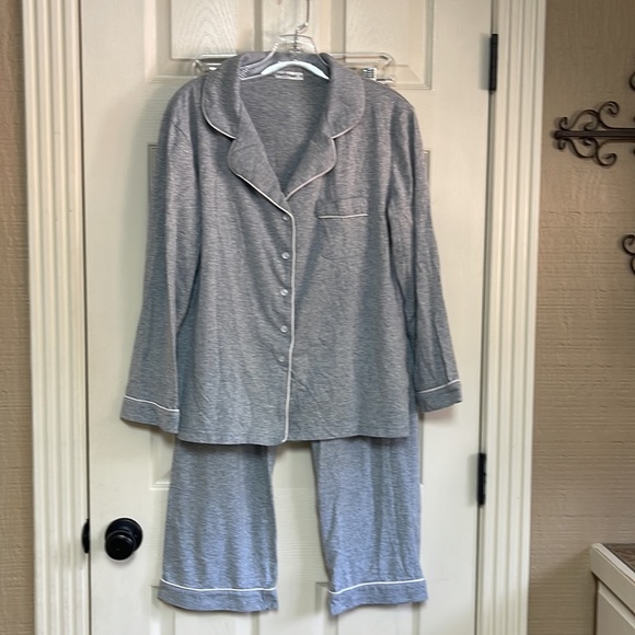 Matt Viggo size medium 2 piece pajama set. Gray with white trim Great condition - Picture 4 of 8